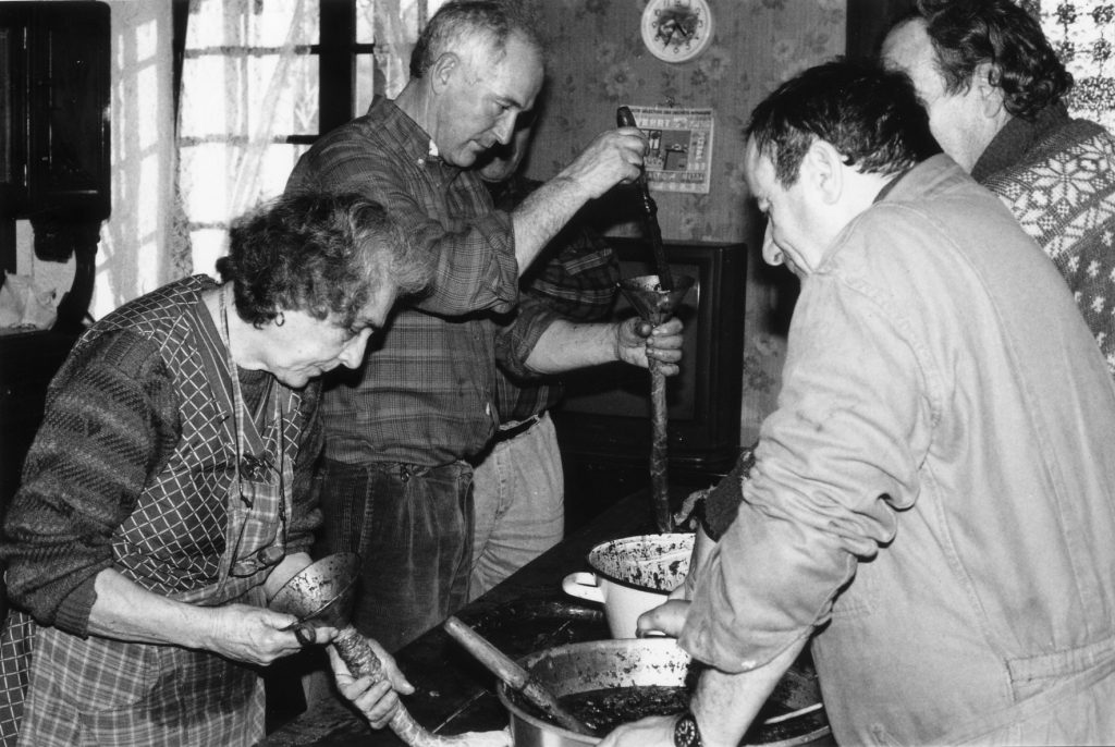 On cuisine en famille après avoir tué le cochon - Albières, Parc naturel régional Corbières-Fenouillèdes