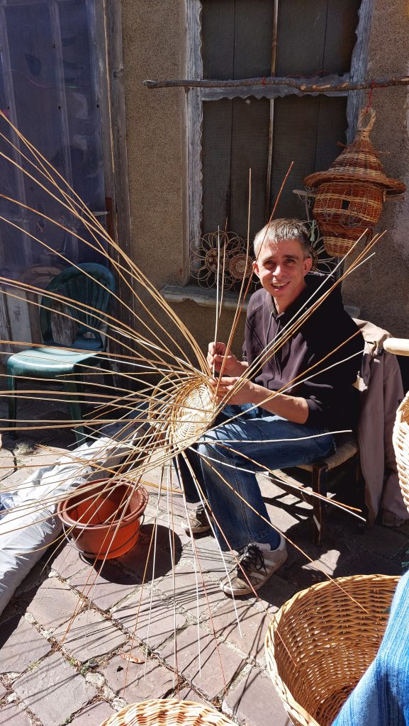 Atelier vannerie avec Tom Ansart, vannier à Couiza, Parc naturel régional Corbières-Fenouillèdes