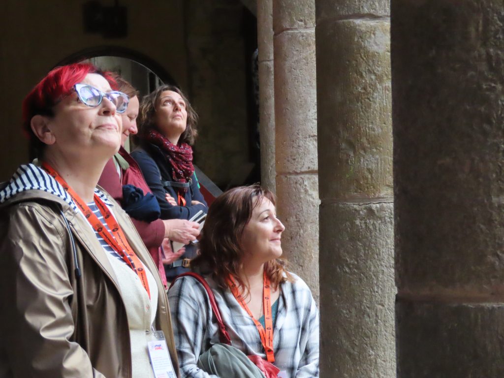 Abbaye de Lagrasse, centre culturel Les Arts de Lire, les visiteurs découvrent le monument accompagnés de l'équipe de l'EPCC et d'un animateur Natura 2000 qui leur montre que le lieu accueille une colonie de chauve-souris observable grace à une caméra et un écran. Parc naturel régional Corbières-Fenouillèdes