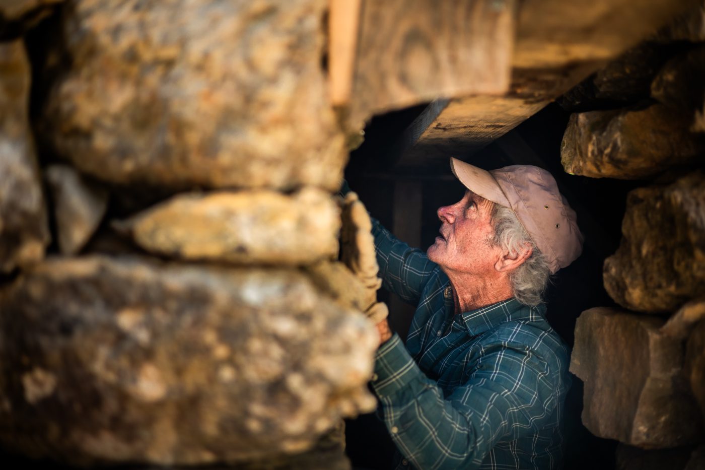 Lagrasse, restauration d'une capitelle par les bénévoles de l'Association des Capitelles des Corbières de Miguel Daube et son équipe. Travail de pierre sèche, et taille de pierre pour préserver le petit patrimoine audois. Parc naturel régional des Corbières-Fenouillèdes.