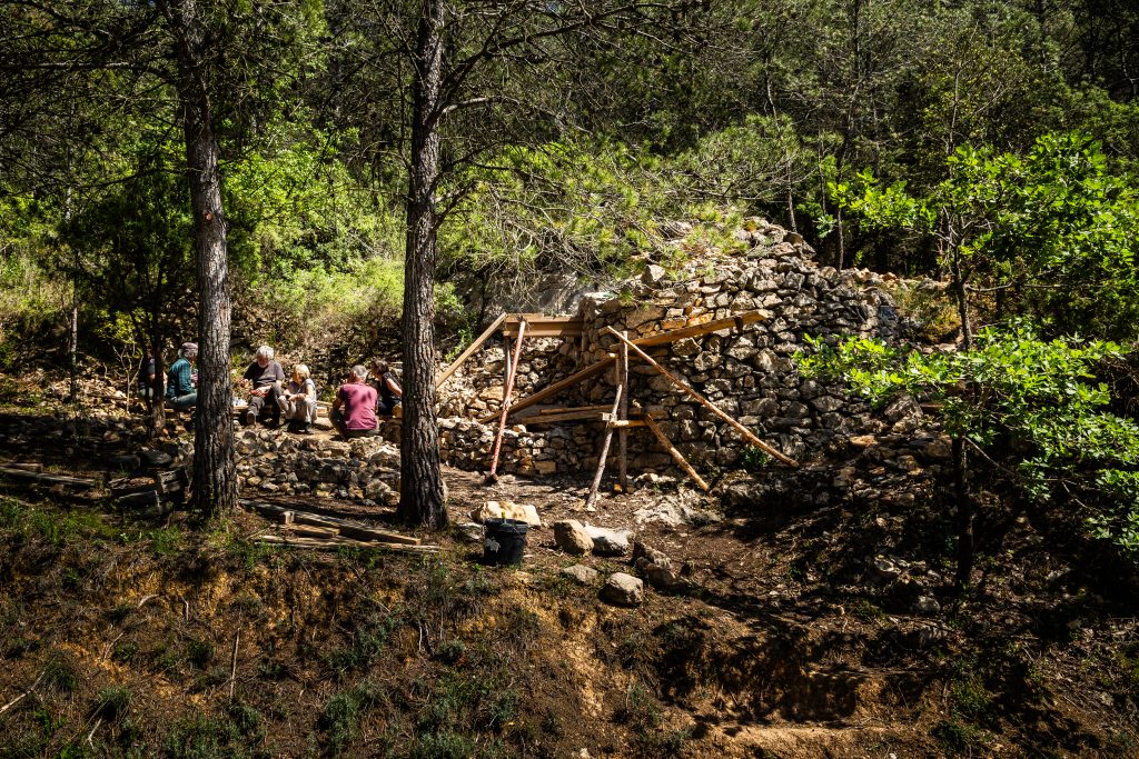 Lagrasse, restauration d'une capitelle par les bénévoles de l'Association des Capitelles des Corbières de Miguel Daube et son équipe. Travail de pierre sèche, et taille de pierre pour préserver le petit patrimoine audois. PNR Corbières-Fenouillèdes.