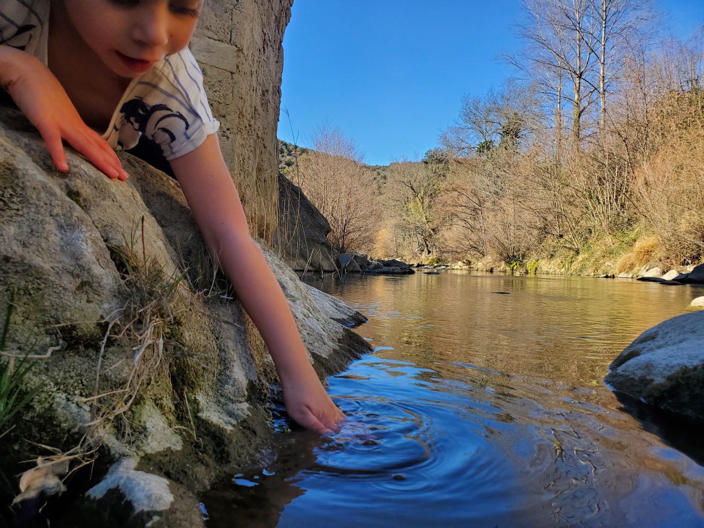Sur les berges de l'Agly sous l'aqueduc rimain d'Ansignan, un monument à l'architecture unique. Parc naturel régional Corbières-Fenouillèdes