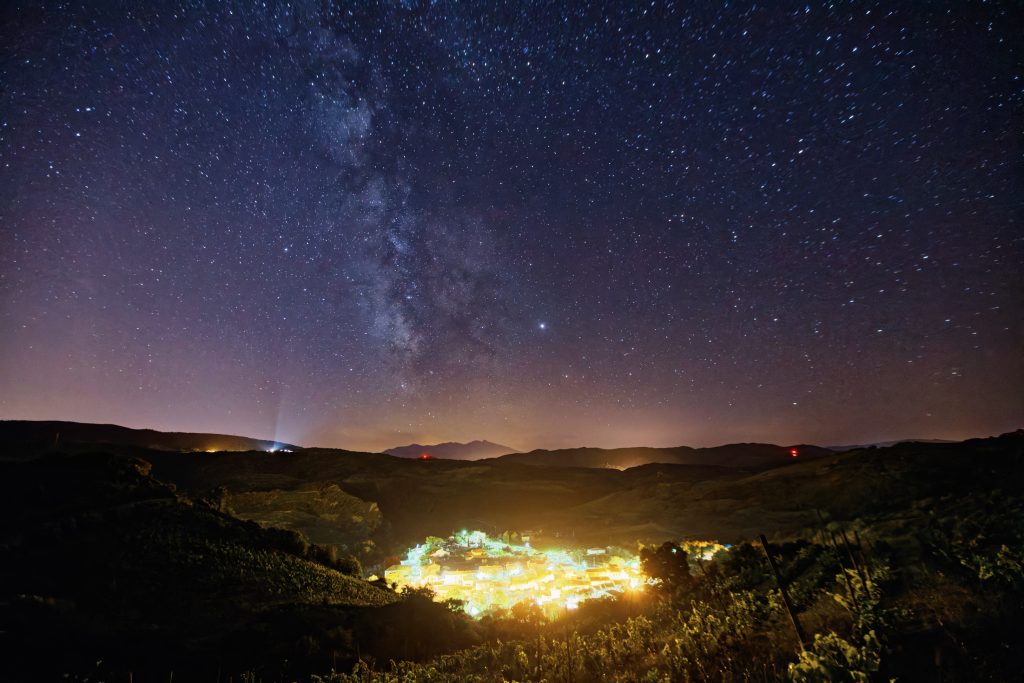 Village la nuit avant extinction nocturne, Parc naturel régional Corbières-Fenouillèdes