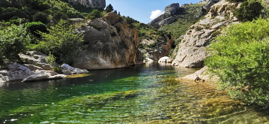 Grau de Padern, un géosite où l'eau coule de vasques en cascades au cœur du Parc naturel régional Corbières-Fenouillèdes