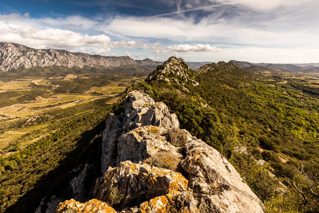 Sentier des Mines de Lesquerde. Roche et vue sur le Fenouillèdes.