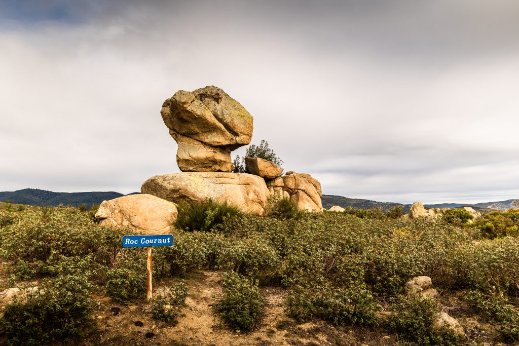Roc Cornut, Sournia. Roches en forme de canard. Proche du Roc jalère et de la faille Nord-Pyrénéenne. Géologie du Parc naturel régional Corbières-Fenouillèdes.