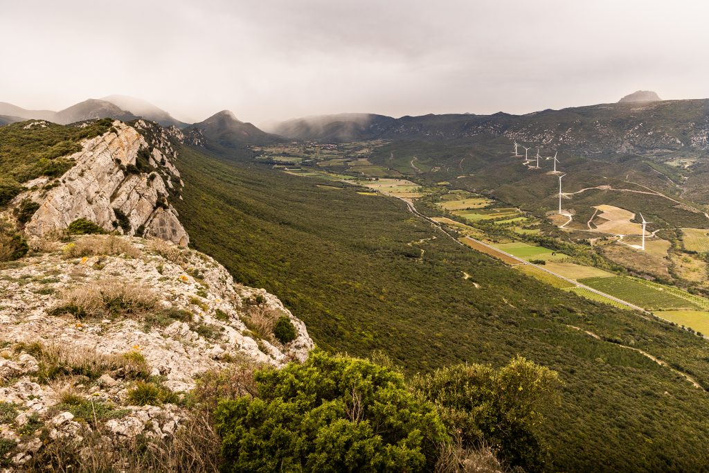 Sentier des hauts de Taichac. Vue sur le Fenouillèdes.