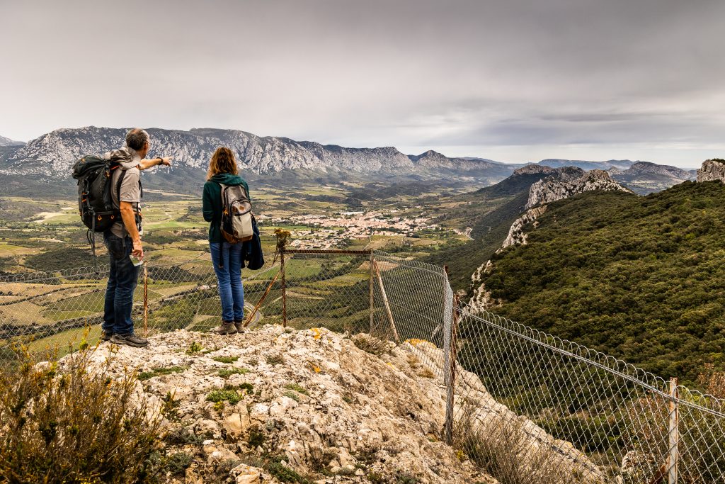 Sentier des hauts de Taichac. Vue sur le Fenouillèdes.