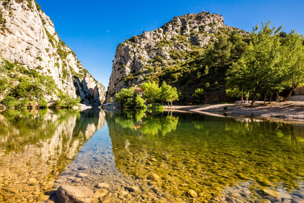 Les gorges du Gouleyrous, un milieu fragile où la biodiversité bat son plein : passereaux, rapaces, odonates, amphibiens etc. Un site à découvrir tout en préservant sa quiétude. PNR Corbières-Fenouillèdes
