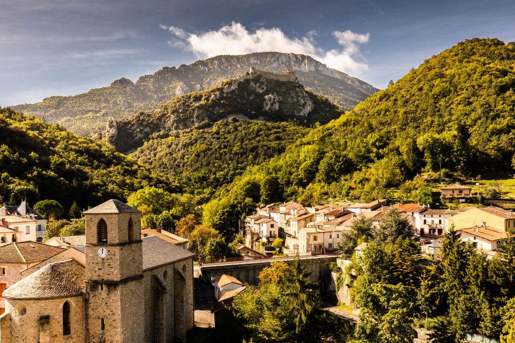 Puylaurens, vue sur le château et le village. Forteresse royale du Languedoc, Parc naturel régional Corbières-Fenouillèdes