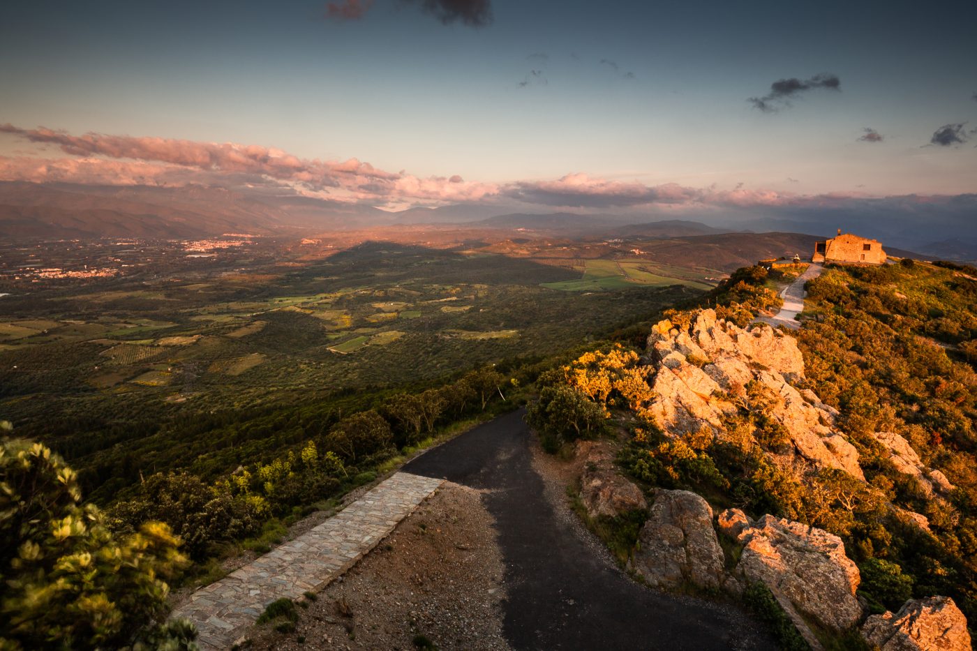 Força Réal, mer Méditerranée, et Corbières au lever du soleil. Parc naturel régional Corbières-Fenouillèdes