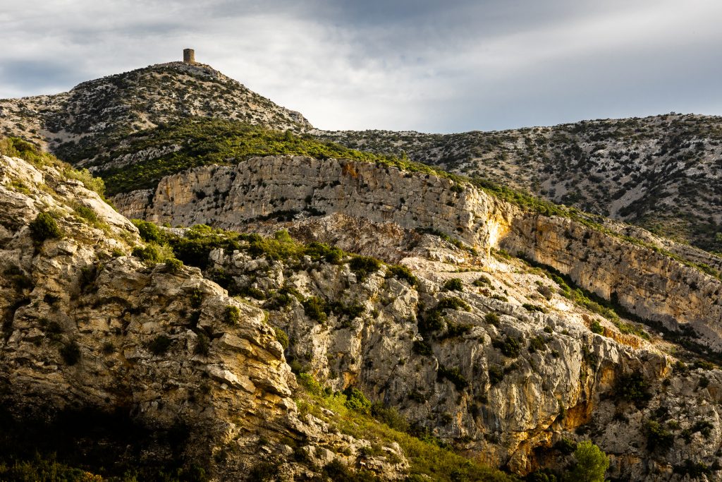 Tautavel, Torre del Far, tour de guet de l'entrée des Fenouillèdes, à Tautavel. Vue sur la tour et la géologie granitique locale.