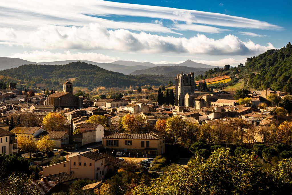 Village de Lagrasse, plus beaux villages de France connu pour son abbaye médiévale Saint-Marie de Lagrasse. Pont vieux sur l'Orbieu.