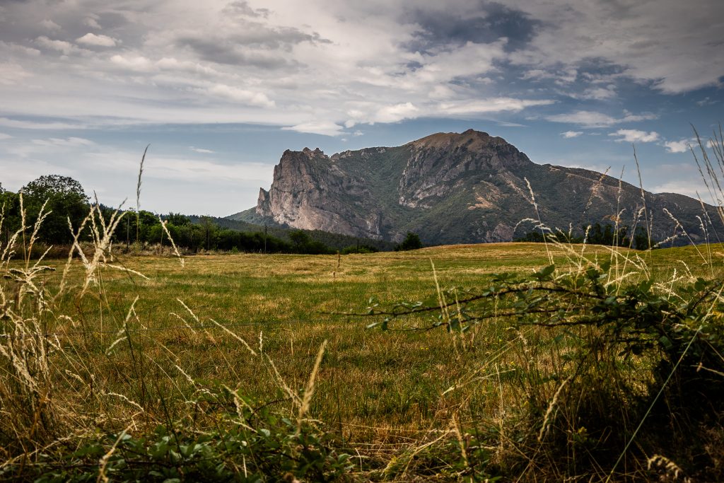 Vue sur le Pech ou Pic de Bugarach, paysage au cœur du Parc Naturel Régional des Corbières-Fenouillèdes