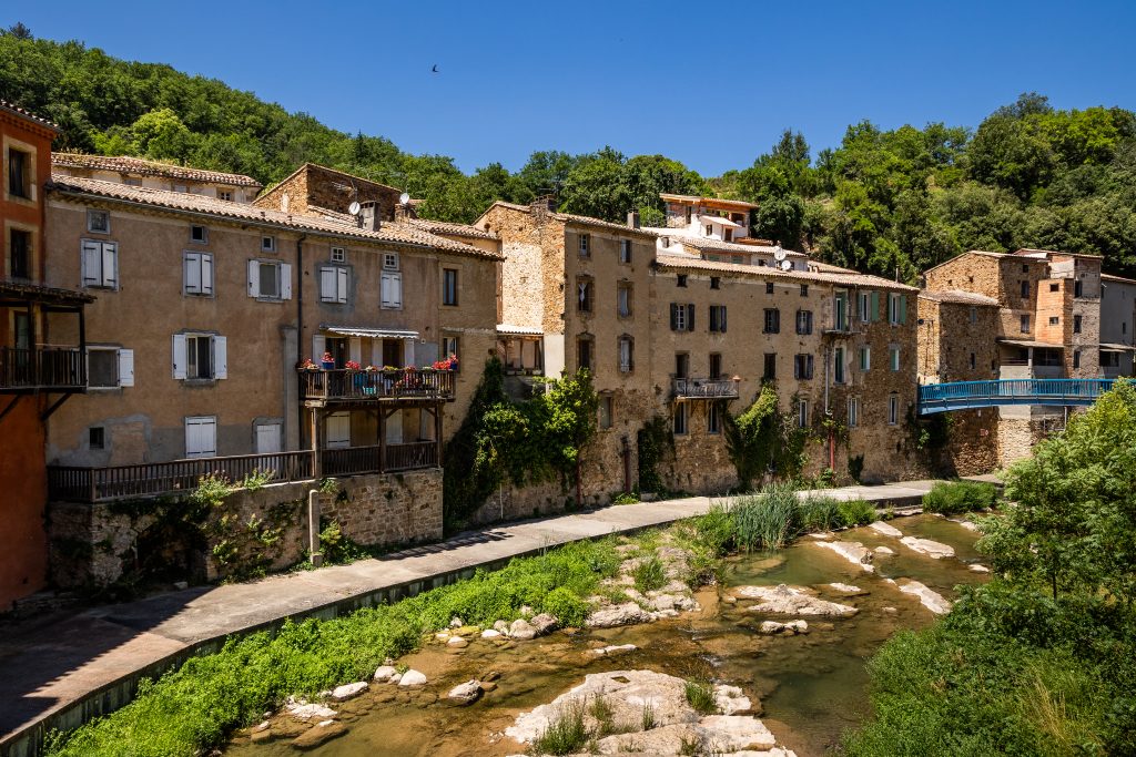 Vue sur la rivière la Sals traversant le village de Rennes-les-Bains et ses ponts et façades. Aude, Parc naturel régional Corbières-Fenouillèdes.