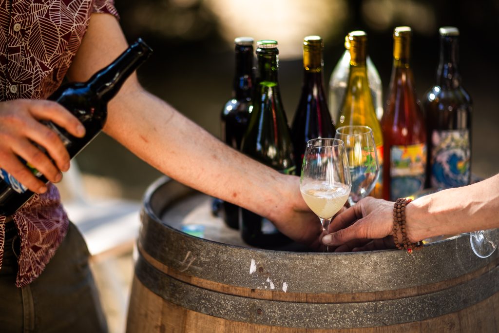 Vigneron servant un verre de vin.