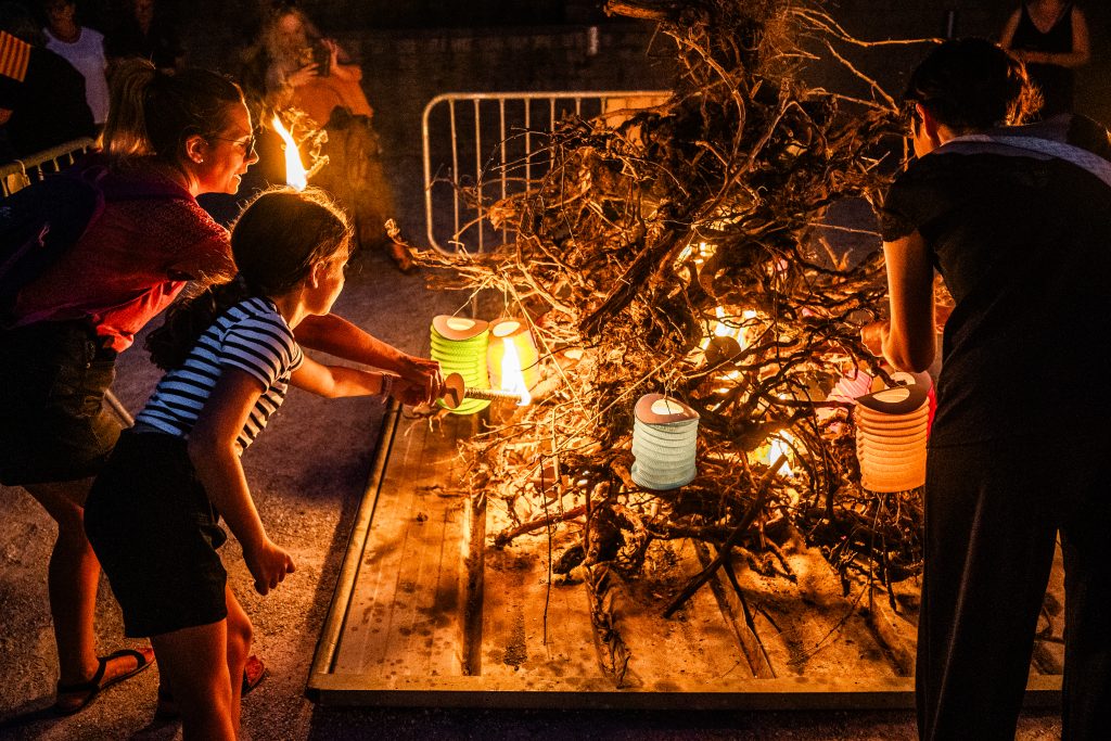 Montner, le 23 juin 2025, célébration de la fête de la Saint-Jean avec randonnée jusqu'au pic de Força Real avant de récupérer la flamme allumée sur le Pic du Canigou et allumer le feu annuel de la Saint-Jean qui brûlera pendant un an au cœur du Castillet, emblème de la ville de Perpignan.