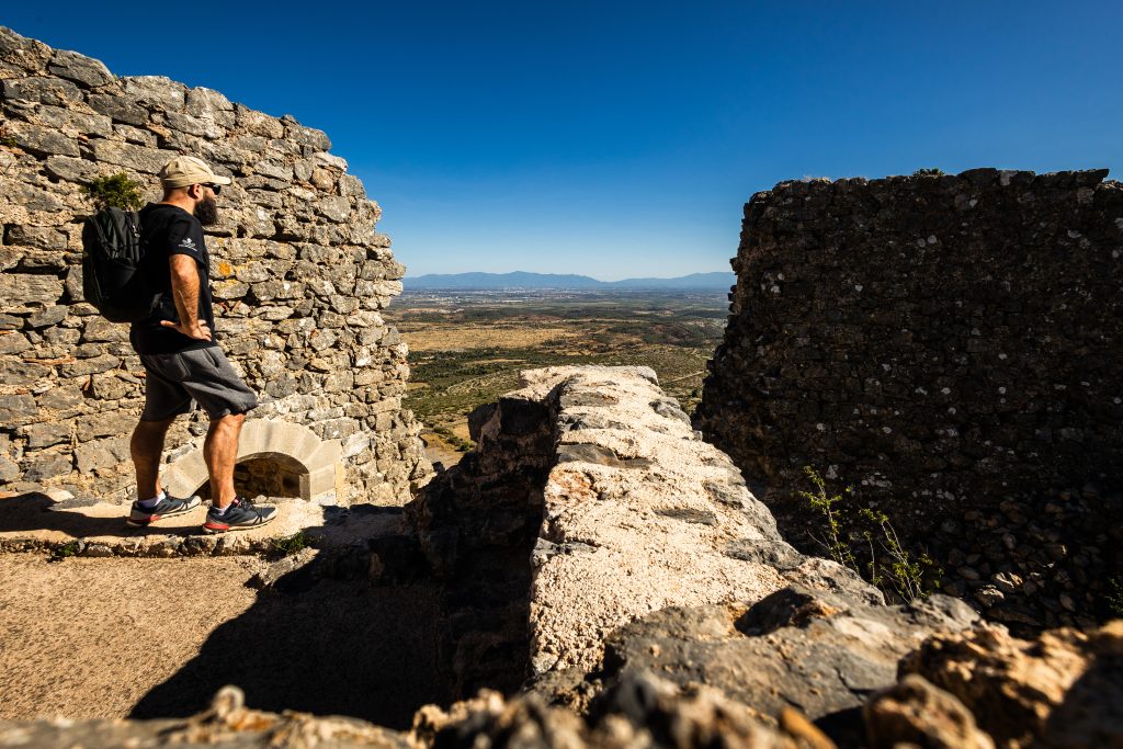 Opoul, Château de la Salveterra - Randonnée le long du sentier de la sabine au départ d'Opoul-Périllos