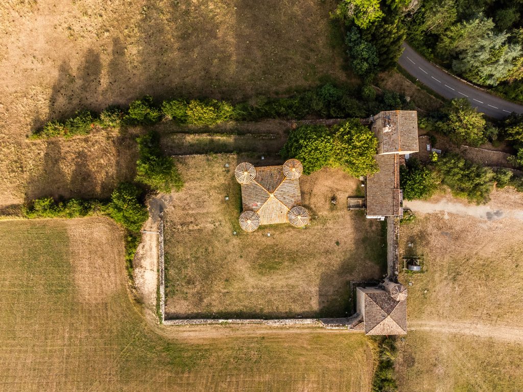 Château d'Arques, tour donjon au centre d'une muraille avec haut point de vue. Vue aérienne du château et de son mur de protection. Arques, Parc naturel régional Corbières-Fenouillèdes