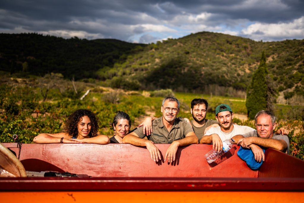 Famille de viticulteurs en cave particulière, Tuchan. Domaine Sarrat d'En Sol, famille Brassou.