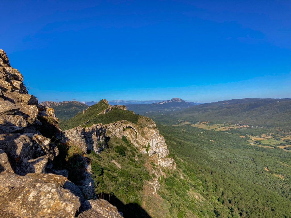 Pli géologique vu depuis le château de Peyrepertuse. Bugarach est visible en arrière-plan. Joyaux géologiques du Parc naturel régional Corbières-Fenouillèdes