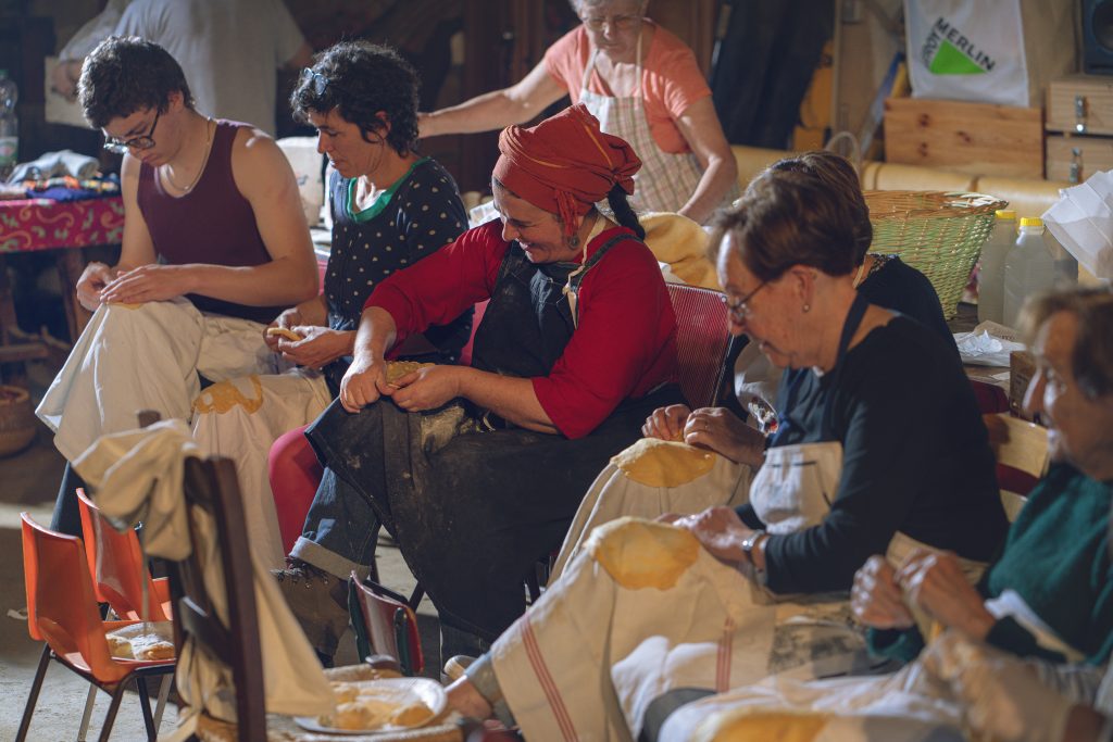La Remise, à Paques, l'association accueille les habitants pour fabriquer les Bunyetes. Estagel, Parc naturel régional Corbières-Fenouillèdes
