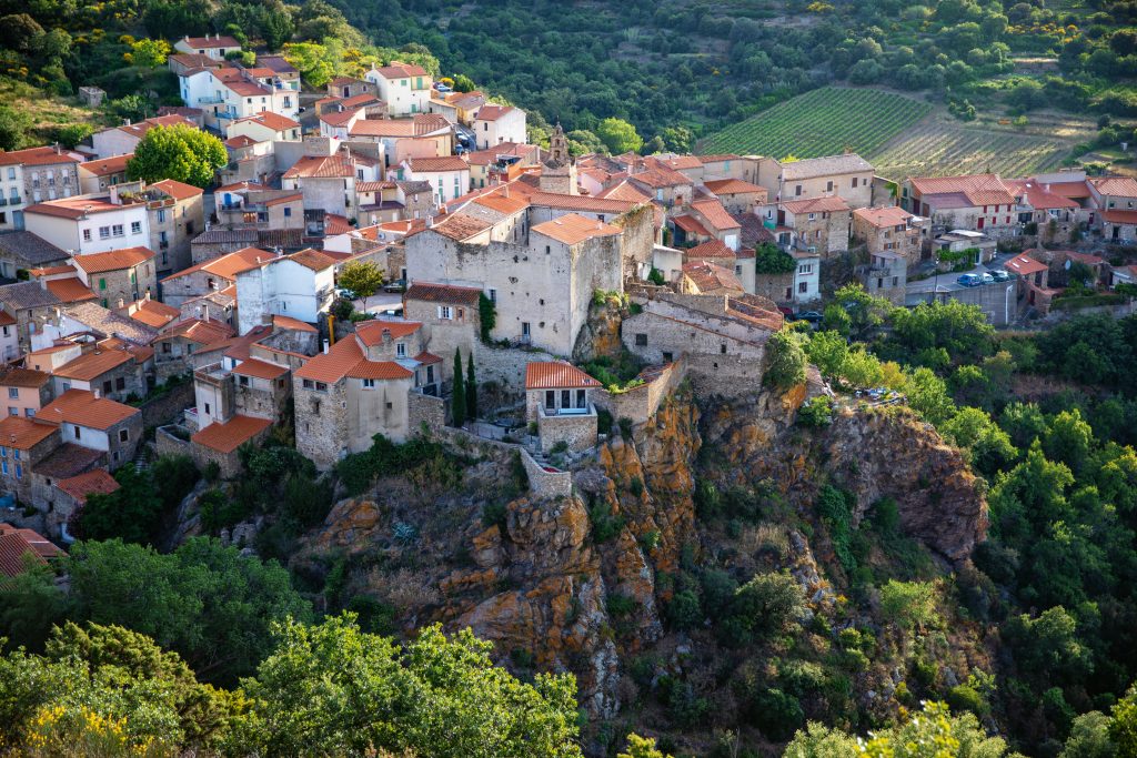 Les mémoires au service des paysages Parler des paysages, c’est aussi parler des habitants qui le parcourent, le façonnent, le vivent et le voient évoluer. C’est alors que les passeurs de mémoire entrent en scène, et viennent au plus près des gens pour transmettre ces patrimoines et paroles vivantes.Deux outils retracent ces récits :