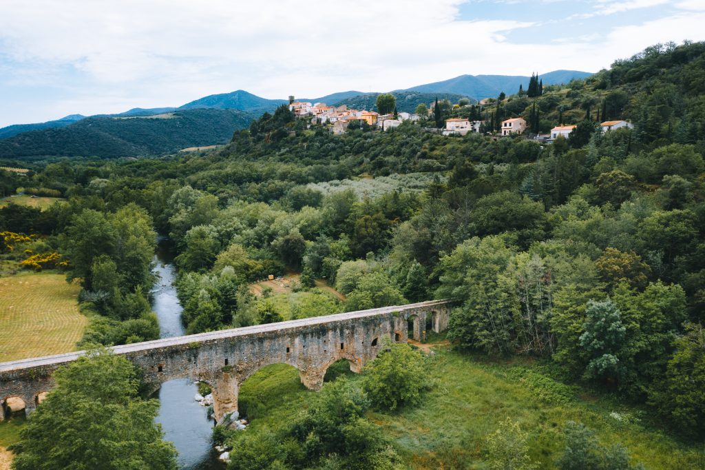 Aqueduc et village d'Ansignan