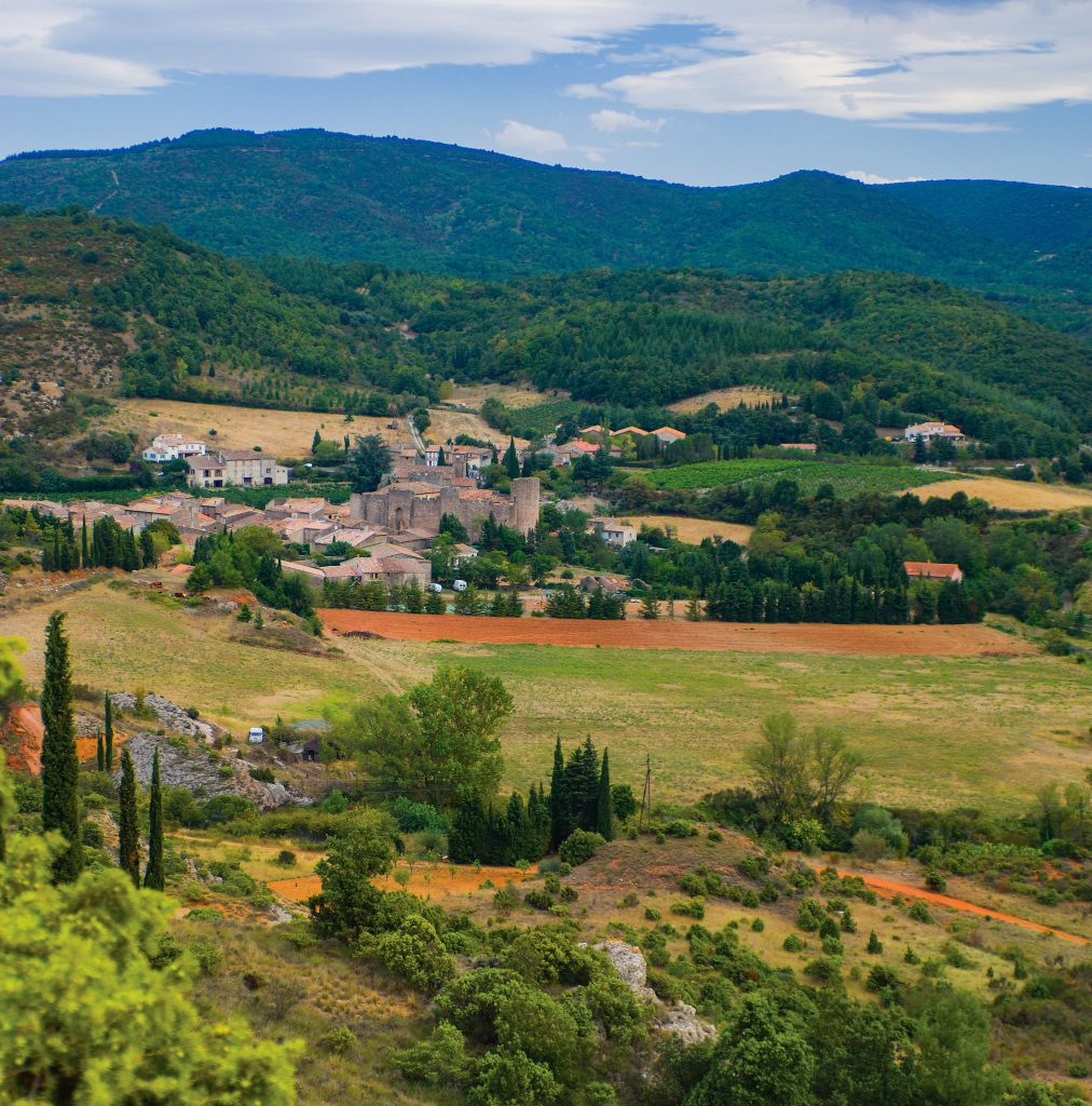 Villerouge-Termenès, terres rouges des Corbières. Parc naturel régional Corbières-Fenouillèdes