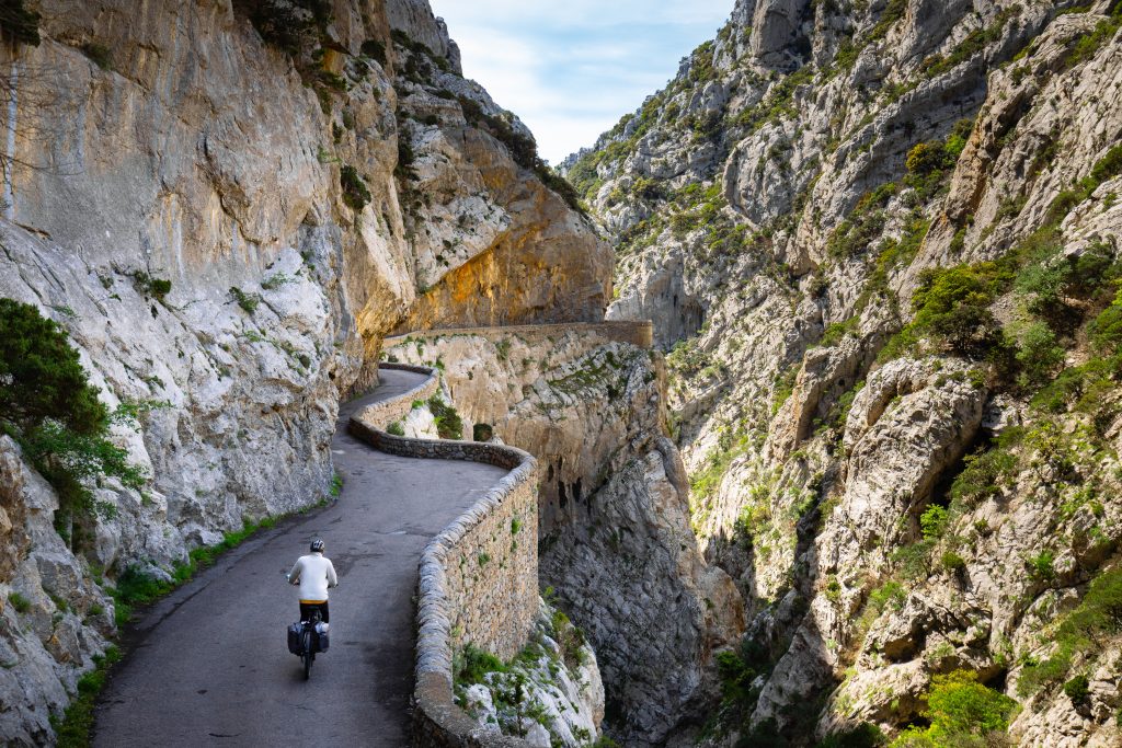 Cyclotouriste dans les gorges de Galamus
