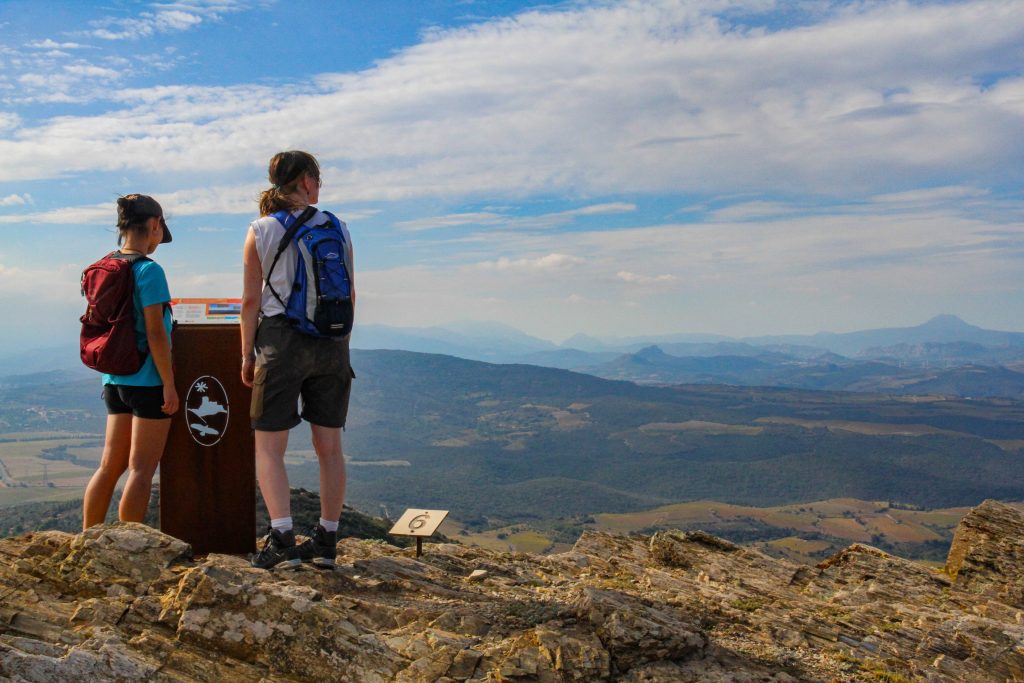 Força réal, ici se trouve l'un des 20 totems d'interprétation géologique permettant de lire le paysage des Corbières et du Fenouillèdes.