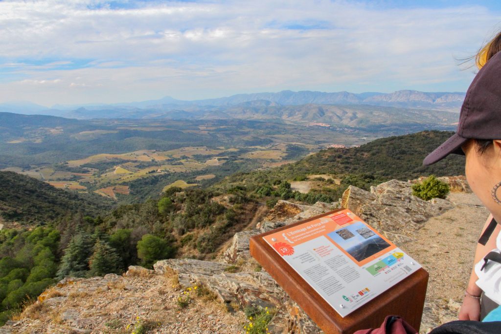 Força réal, ici se trouve l'un des 20 totems d'interprétation géologique permettant de lire le paysage des Corbières et du Fenouillèdes.