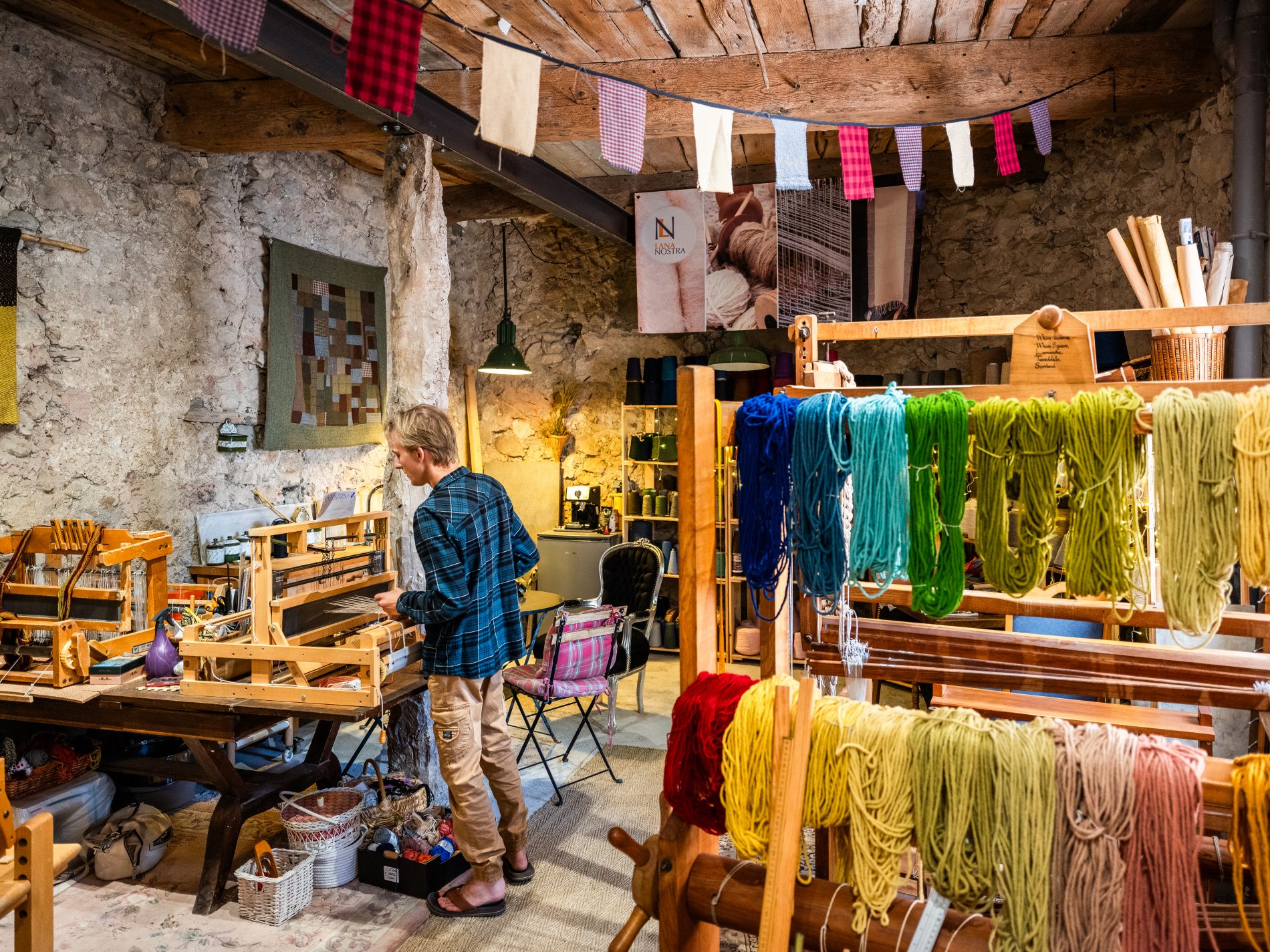 Tissage de la tisserande Dominique Robertson dans son atelier Lana Nostra à Padern